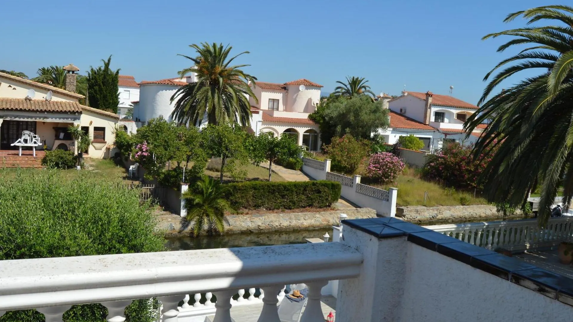 Casa Con Piscina, Amarre Y Aire Acondicionado Para 8 Personas En Zona Tranquila De Empuriabrava - Hisp-288-36 0*,  Spain